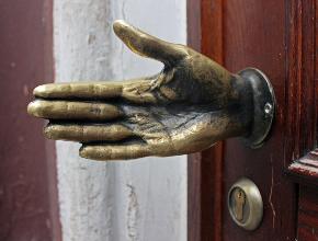 Дверная фурнитура: как выбрать для двери ручки и замки