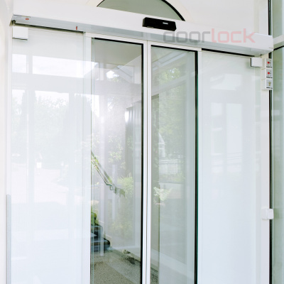 Автоматическая раздвижная двухстворчатая дверь GEZE ECdrive для ширины прохода до 3000 мм, с дисплейным программатором, без радаров, без створок